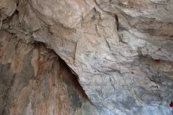 Vue partielle de la grotte avec ses traces de barre à mine