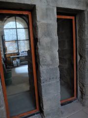Deux des 4 anciennes portes donnant sur le refuge