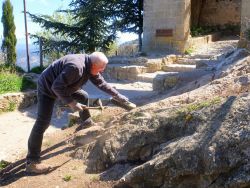 Avril 2016, Alain achève le nettoyage du rocher