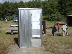 Mai 2010, le caisson des toilettes est prêt à être héliporté