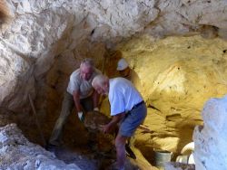 La grotte est nettoyée mais il y a encore de grosses pierres que Marc Roussel et Alain Coulet dégagent.