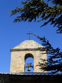Son clocher (1661) en pierres taillées et son ouverture en  arc plein cintre