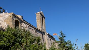 Façade nord : le balcon du prieur et les trois baies de la chapelle