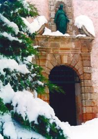 La Vierge en bronze, à l'entrée de la Chapelle