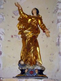 La Vierge en bois dans le fond de la Chapelle