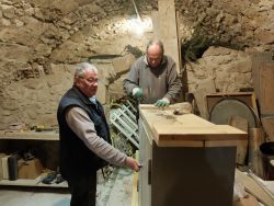 Daniel et Alain G préparent l'installation d'une armoire