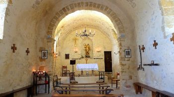 Intérieur de la chapelle avant le chantier pour l'installation des vitraux