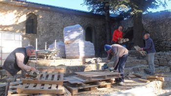 Alain G. et Daniel découpent les planches. 