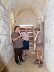 Monsieur Charles, Dominique et Jean-Jacques dans le cloître 