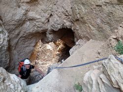 Daniel devant la grotte, on voit bien le jour arrivant par la faille