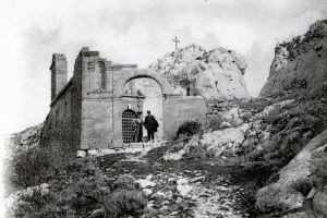 Les vestiges du mur et du porche, vers 1900