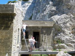 Juin 2019, installation d’une caméra sur le mur du local Elzéar