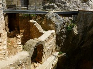 Vue actuelle des vestiges de la chapelle Venture, restaurée au XVIIe : porte cintrée, mur avec départ de voûte et escalier.