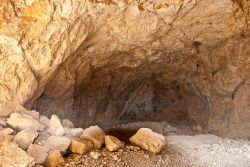 2012, la grotte est dégagée. C'est une des deux grottes creusées par Jean Aubert pour y installer une chapelle