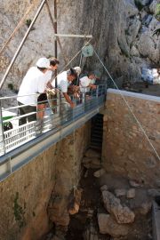 Montée des seaux et grosses pierres