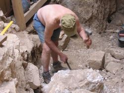 Albert Négrel (80 ans) met en petits morceaux un rocher de 400 kg