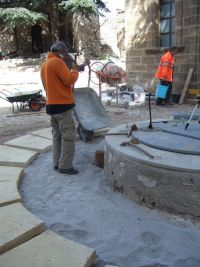 Un anneau de béton à la chaux enserre la margelle.