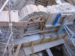 La poutre en béton sous la porte plein cintre 