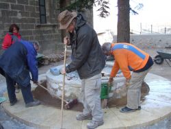 L’anneau de pierres est en place. Marc Dufleid, Jean-Paul Michel et Sauveur Mamo peaufinent les finitions.