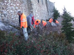 Mise en place du réseau anti-foudre derrière la chapelle