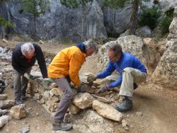 Avril 2014, Alain Coulet , Michel Guidoni et Laurent Fuxet montent le premier muret.