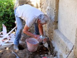 Alain Coulet fait couler le lait de chaux dans les tuyaux