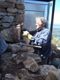 Septembre 2010, Alain Goudal construit le mur