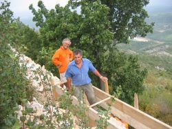 Sauveur Mamo et Baudouin Roumens dans le coffrage. 