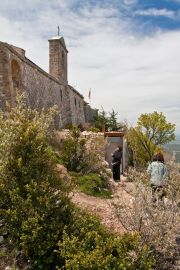 2012, grâce à quelques plantations, les toilettes sont à présent bien intégrées dans l'environnement.