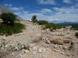 Deux types de roches pour ces ruines à terre