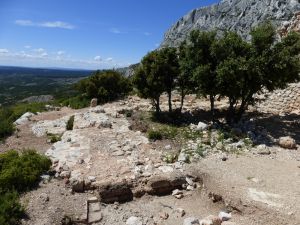 Ruines au sol et terrasse au Sud. Bouquets de chênes verts