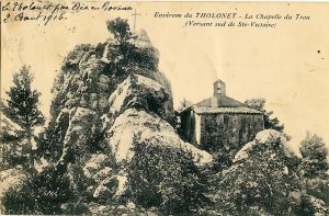 1916, un presbytère est adossé au nord de la chapelle