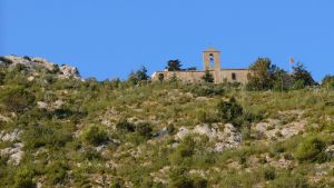 La chapelle vue depuis le chemin des Venturiers