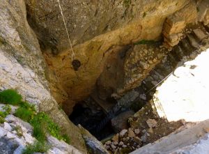 Vue plongeante : l'ancien escalier, puis l'échelle