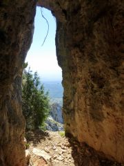 La fosse débouche sur la falaise