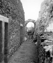 Les vestiges du cloître en 1960, la petite portion de voûte au fond