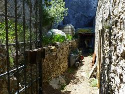 A gauche, vestiges du mur du cloître et ses deux appuis de fenêtres