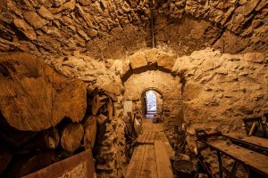 Les caves servent de remise aux Amis de Sainte-Victoire. (Photo Audrey Deleuze)