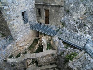 La passerelle menant au local Elzéar et la chapelle Venture en contrebas, vues depuis le drone d'EDIKOM