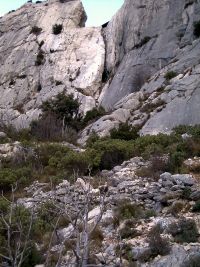 Un mur de restanque et la falaise de 40 mètres sous la brèche