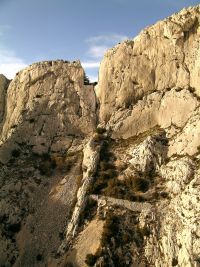 Le plus long des murs se voit de loin.Photo G.Flayols