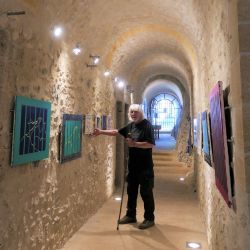 L’artiste devant une partie de ses oeuvres