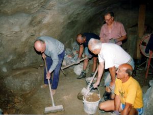 Les bénévoles nettoient la calade d'origine. La voûte a été refaite.