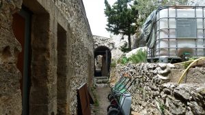 Au fond, la partie du cloître reconstruite à cette époque