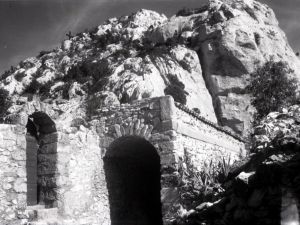 1972, le cloître partiellement reconstruit