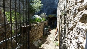 La partie du cloître qui a été reconstruite