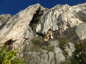 Les hautes falaises cernant la chapelle au nord.