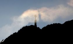 - La Croix de Provence projette son ombre sur les nuages.