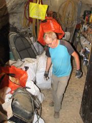 Vincent Buteau devant les big bas de déchets à évacuer, première cave