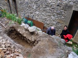 19 mai, Alain Hubert et Isabelle Davenière ont creusé un grand trou